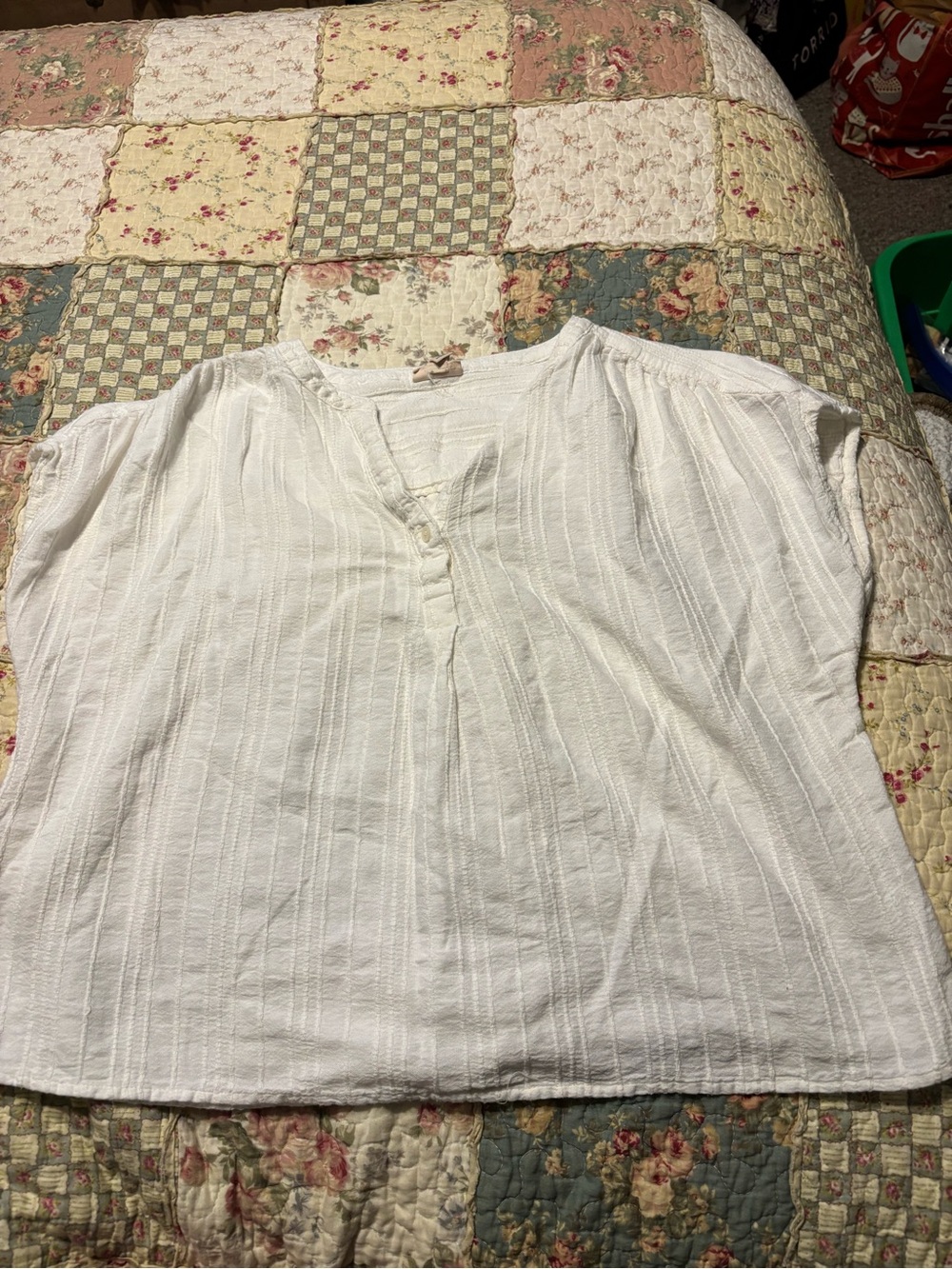 Ana Women's White Textured V-Neck Top Large